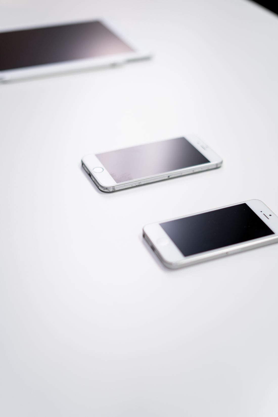 Meja kerja tenang dengan smartphone dan tablet yang tergeletak rapi