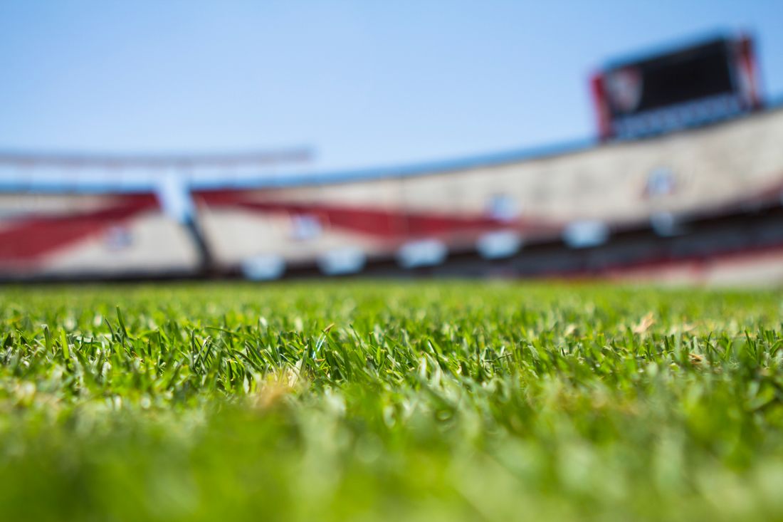 Lapangan sepak bola hijau di stadion terbuka