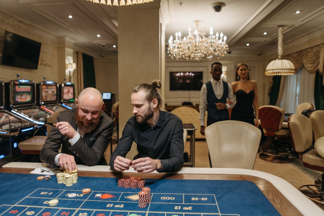 Suasana mewah meja roulette kasino dengan bandar elegan